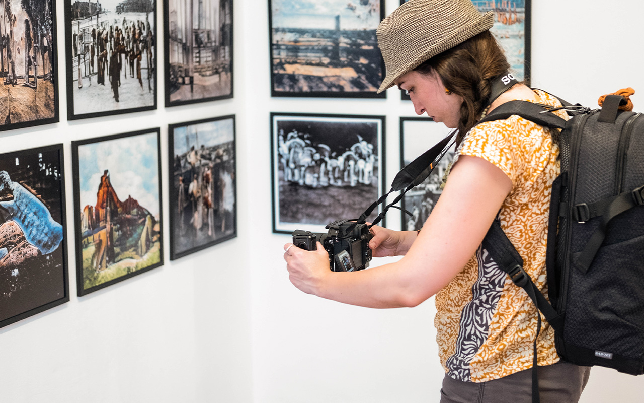 Primer trabajo de campo en el festival de fotografía (Imágenes sociales) illustration