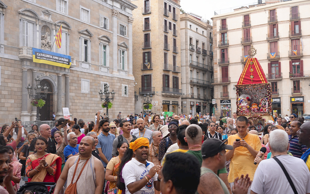 Notas de trabajo de campo: Rodaje del Ratha Yatra en Barcelona (Imágenes hindúes) illustration