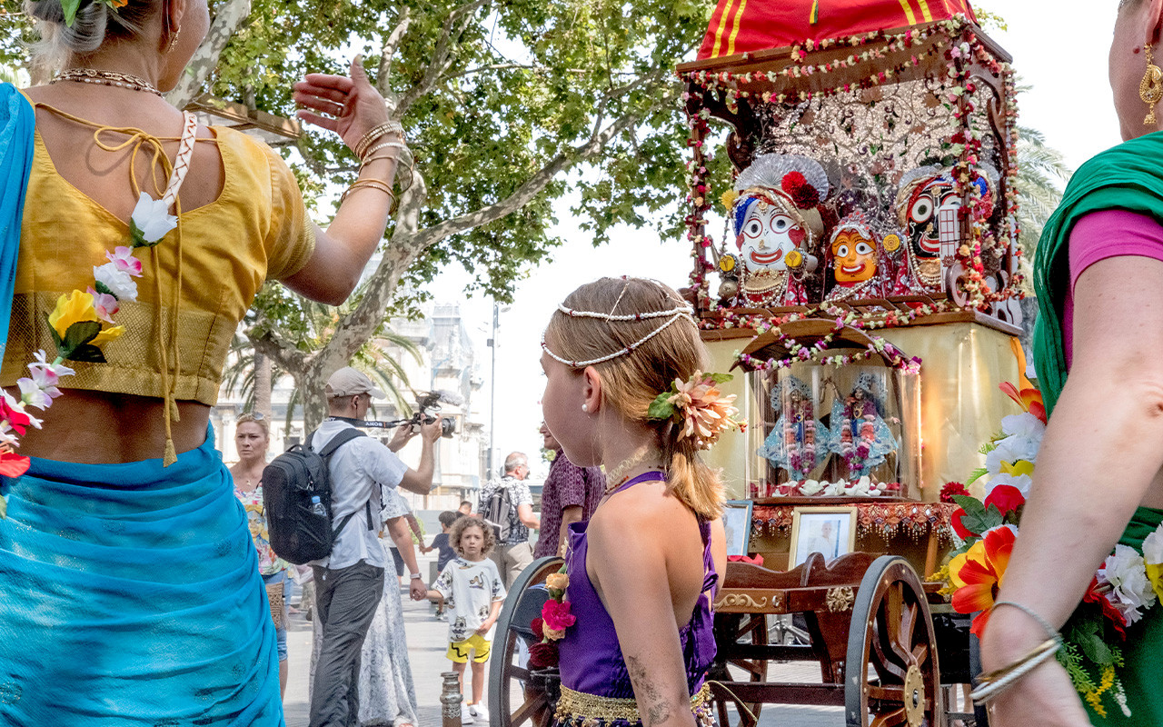 Notas de trabajo de campo: Rodaje del Ratha Yatra en Barcelona (Imágenes hindúes) illustration