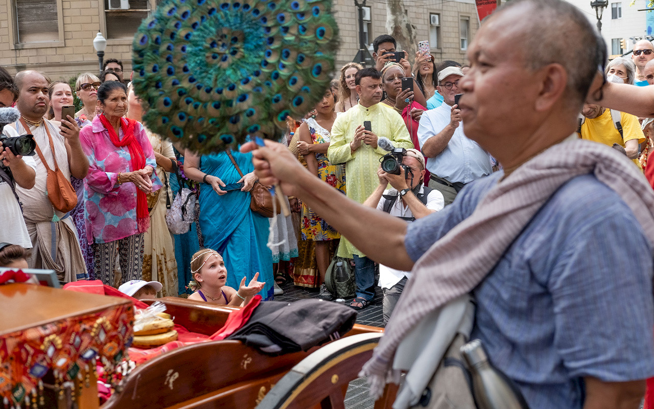 Notas de trabajo de campo: Rodaje del Ratha Yatra en Barcelona (Imágenes hindúes) illustration