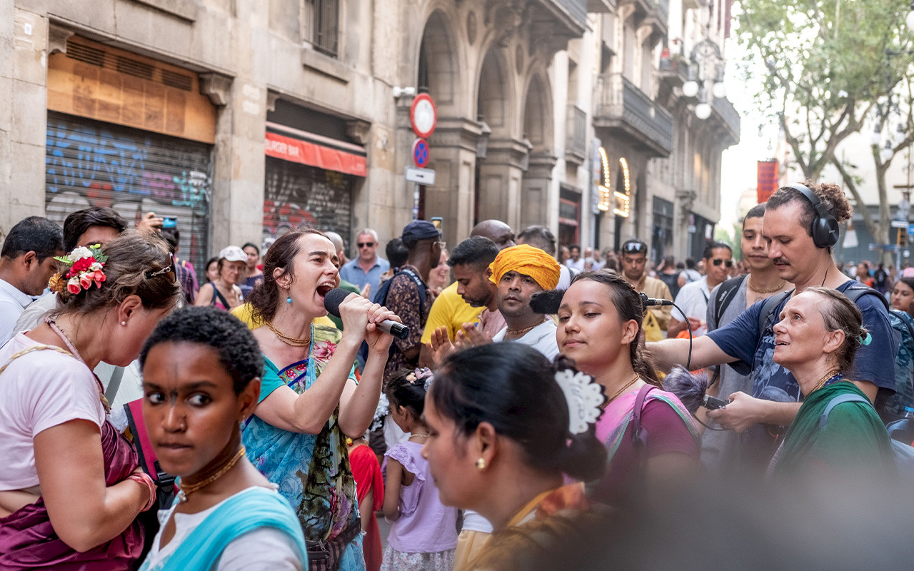 Notas de trabajo de campo: Rodaje del Ratha Yatra en Barcelona (Imágenes hindúes) illustration