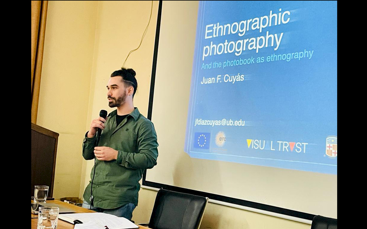 Clase de Fotografía Etnográfica en la Universidad de Delhi illustration