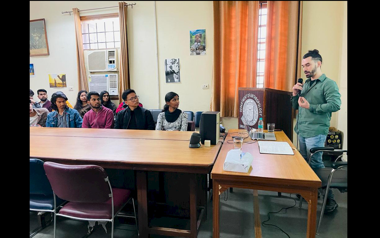 Clase de Fotografía Etnográfica en la Universidad de Delhi illustration