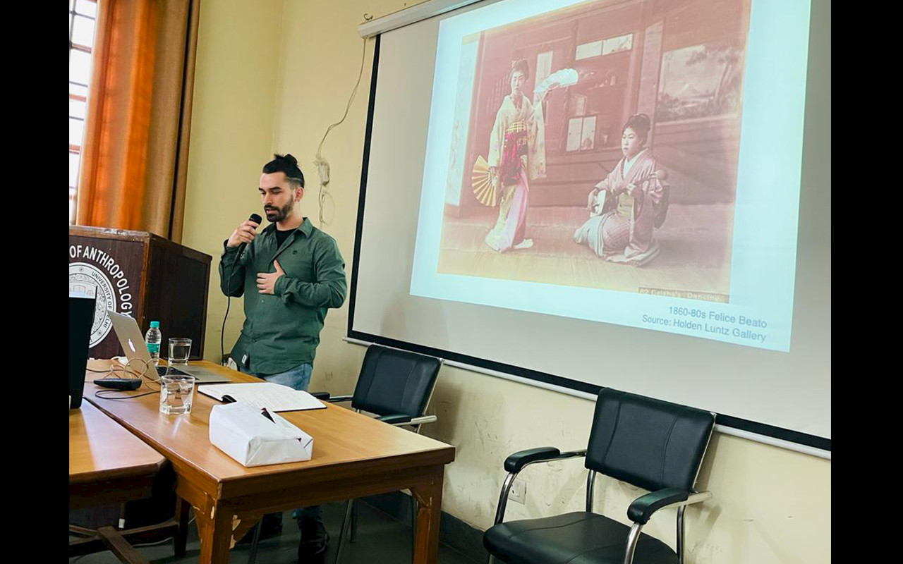 Clase de Fotografía Etnográfica en la Universidad de Delhi illustration