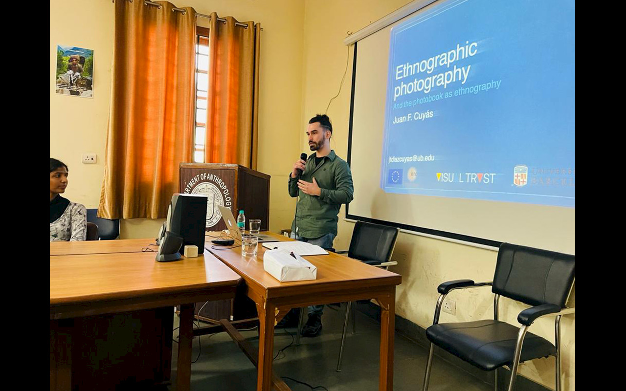 Clase de Fotografía Etnográfica en la Universidad de Delhi illustration